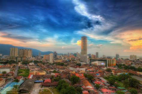  Penang Sunset: Akdenizin Ateşli Dansı ve Gökyüzünün Mor Perdesi!