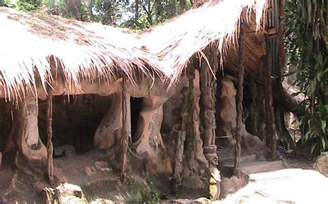 Yoruba Shrine! A Stunning Display of Spiritual Significance and Artistic Prowess